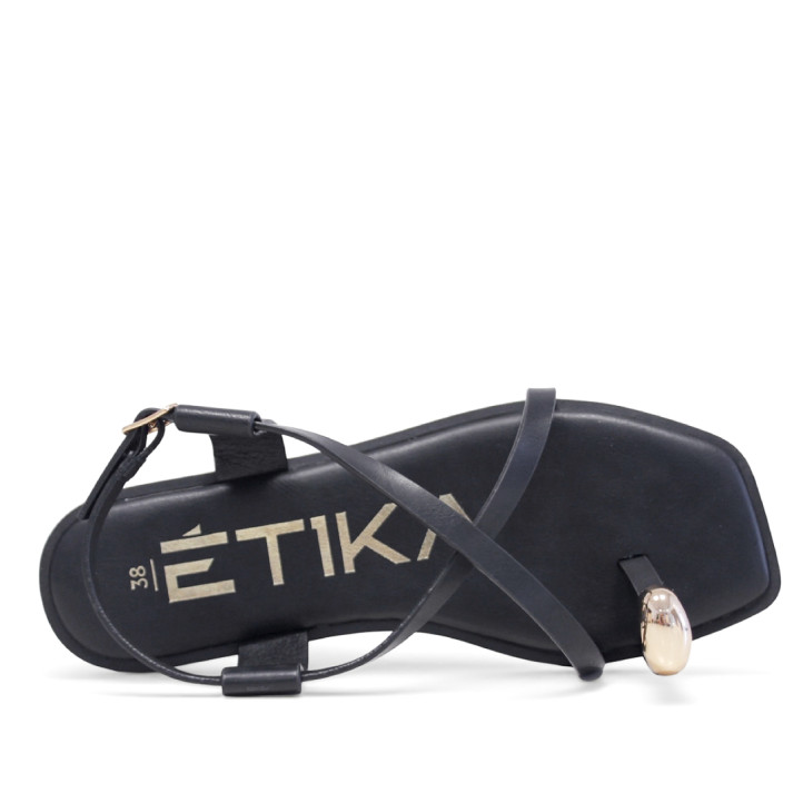 Sandalias planas ETIKA negras con tiras cruzadas y anillo dorado al dedo - Querol online