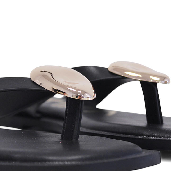 Sandàlies planes ETIKA negres de dit amb abalori platejat - Querol online