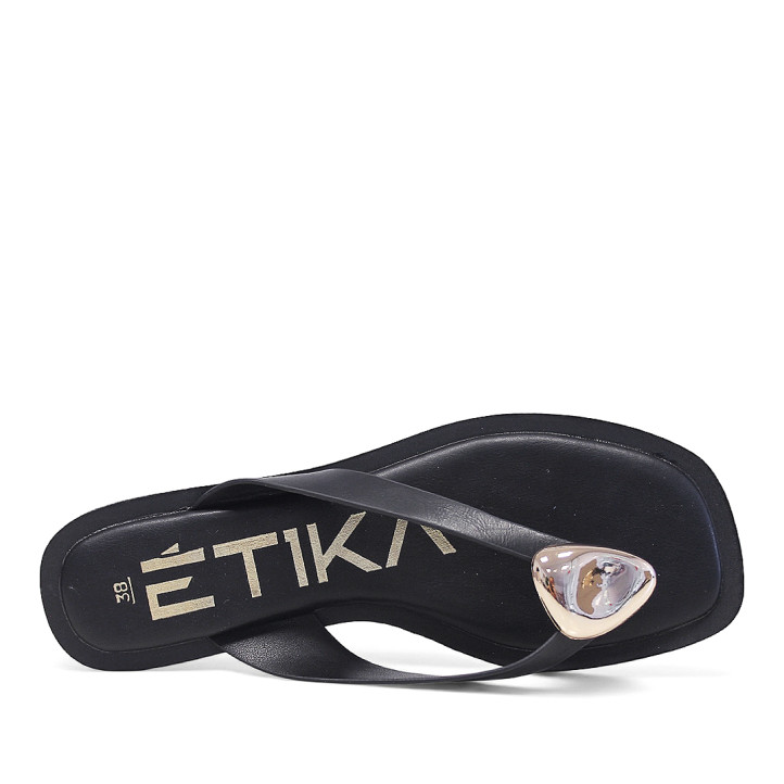 Sandàlies planes ETIKA negres de dit amb abalori platejat - Querol online