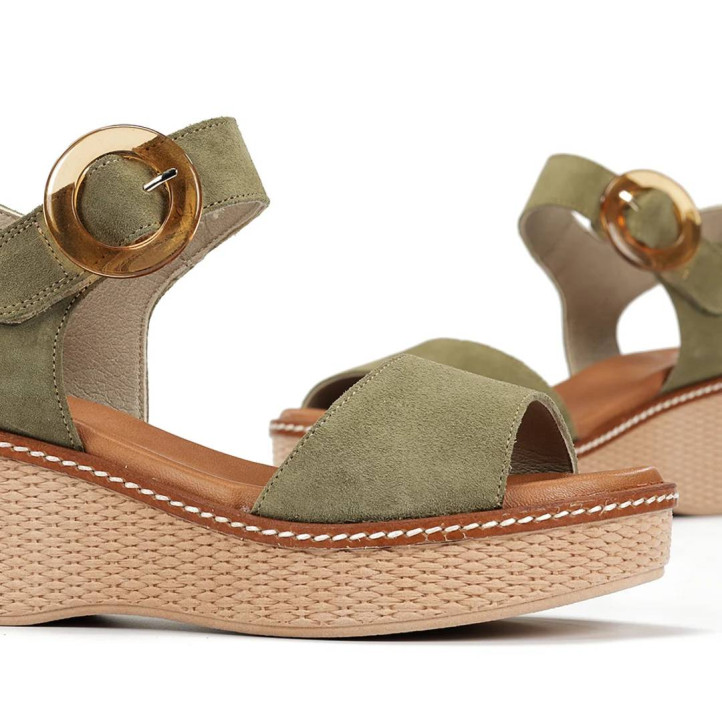 Sandalias cuña Fluchos nido verdes con hebilla efecto carey - Querol online
