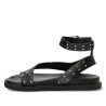 Sandalias planas Querol negras con tachulas y tiras al dedo y tobillo