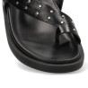 Sandalias planas Querol negras con tachulas y tiras al dedo y tobillo
