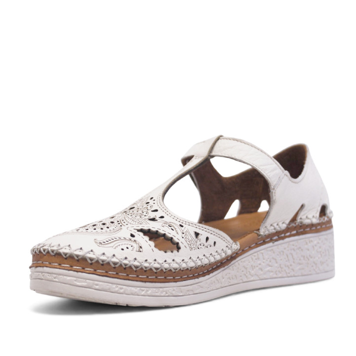 Sabates planes Treintas blancs amb dibuixos calats i tancament amb velcro - Querol online