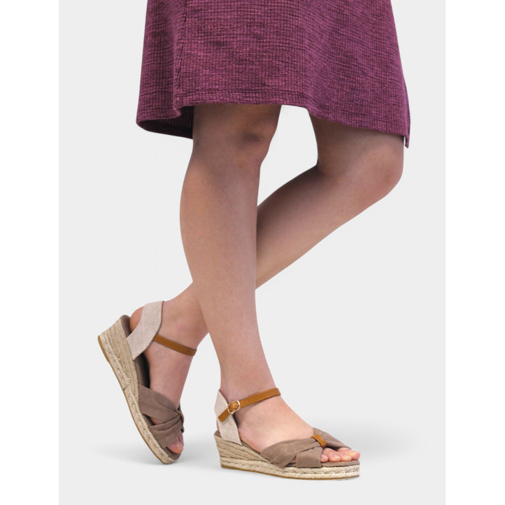 Sandalias cuña Stay taupe con detalles marrones y tiras cruzadas de antelina - Querol online