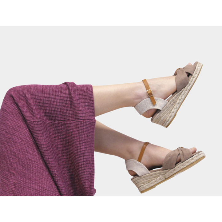 Sandalias cuña Stay taupe con detalles marrones y tiras cruzadas de antelina - Querol online