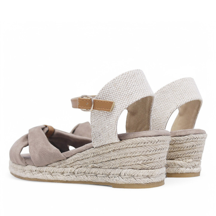Sandalias cuña Stay taupe con detalles marrones y tiras cruzadas de antelina - Querol online