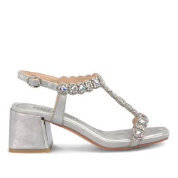 Sandalias tacón Alma en pena plateadas con tira en forma de t con pedrería - Querol online