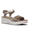 Sandalias cuña Imac taupe y metalizadas con hebilla carey y cierre con velcro