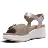Sandalias cuña Imac taupe y metalizadas con hebilla carey y cierre con velcro