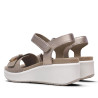 Sandalias cuña Imac taupe y metalizadas con hebilla carey y cierre con velcro