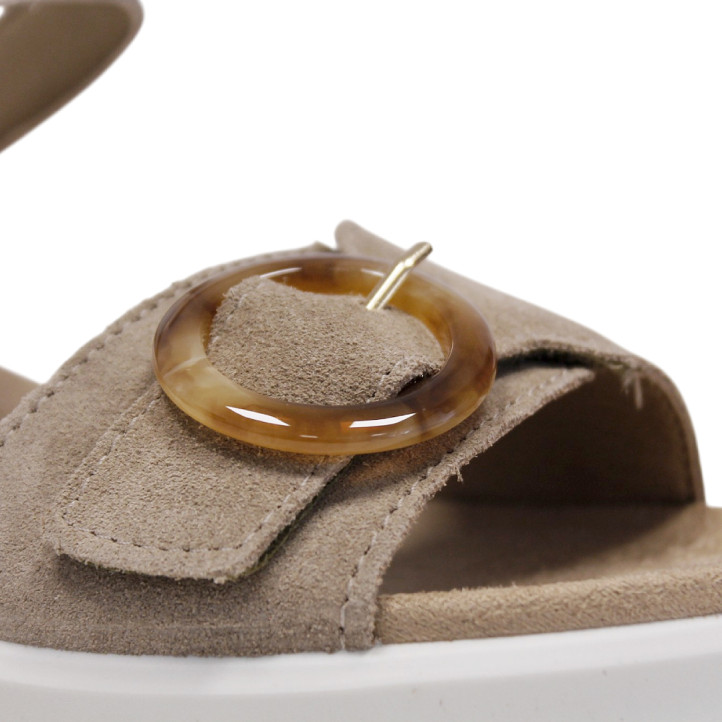 Sandalias cuña Imac taupe y metalizadas con hebilla carey y cierre con velcro - Querol online