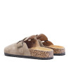 Zuecos Stay taupe con hebilla lateral y suela efecto corcho