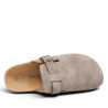 Zuecos Stay taupe con hebilla lateral y suela efecto corcho