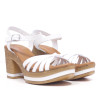 Sandalias tacón Redlove aya blancas con tiras cruzadas y suela de madera con detalle blanco