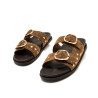 Sandalias planas Mustang sia marrones con detalles de tachuelas