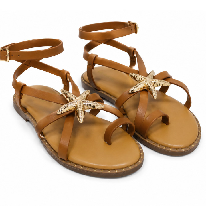 Sandàlies planes BB Up marrons amb anell al dit amb aplic en forma d'estrella de mar - Querol online