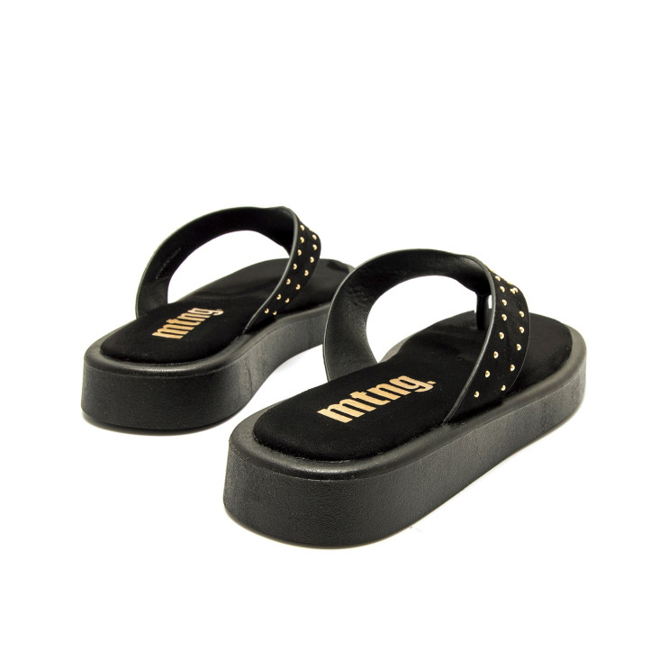 Sandalias planas Mustang maby negras esclava en v y tachuelas doradas - Querol online