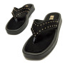 Sandalias planas Mustang maby negras esclava en v y tachuelas doradas