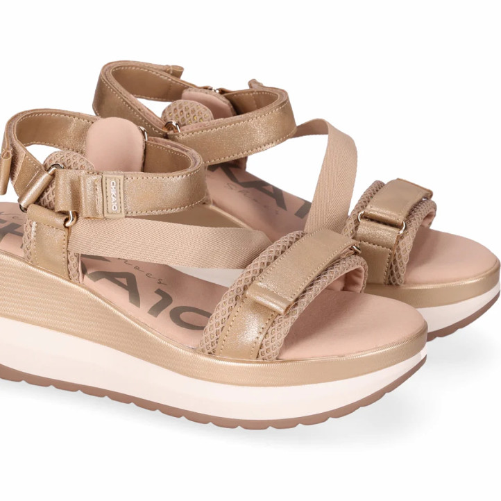 Sandalias cuña Chika 10 roco 09 doradas con suela dentada - Querol online