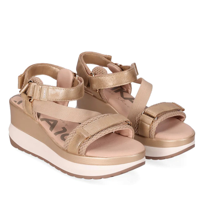 Sandalias cuña Chika 10 roco 09 doradas con suela dentada - Querol online