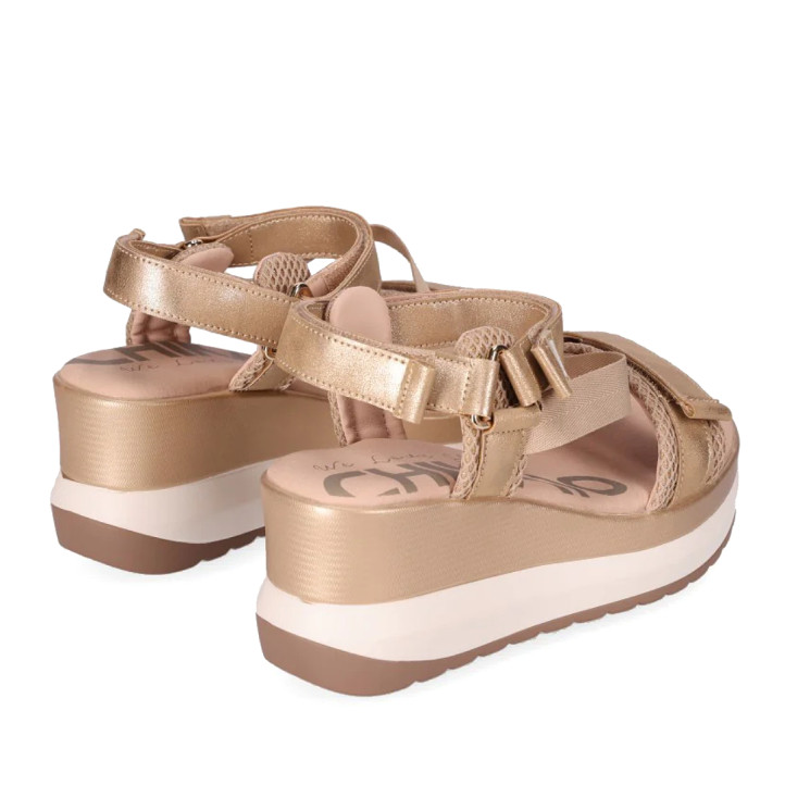 Sandalias cuña Chika 10 roco 09 doradas con suela dentada - Querol online