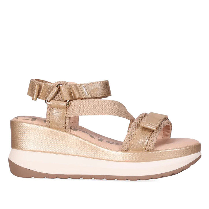 Sandalias cuña Chika 10 roco 09 doradas con suela dentada - Querol online