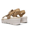 Sandalias cuña Amarpies tostadas con triple velcro y tiras elásticas