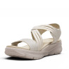 Sandalias cuña Amarpies beige con tiras cruzadas elásticas y doble cierre con velcro