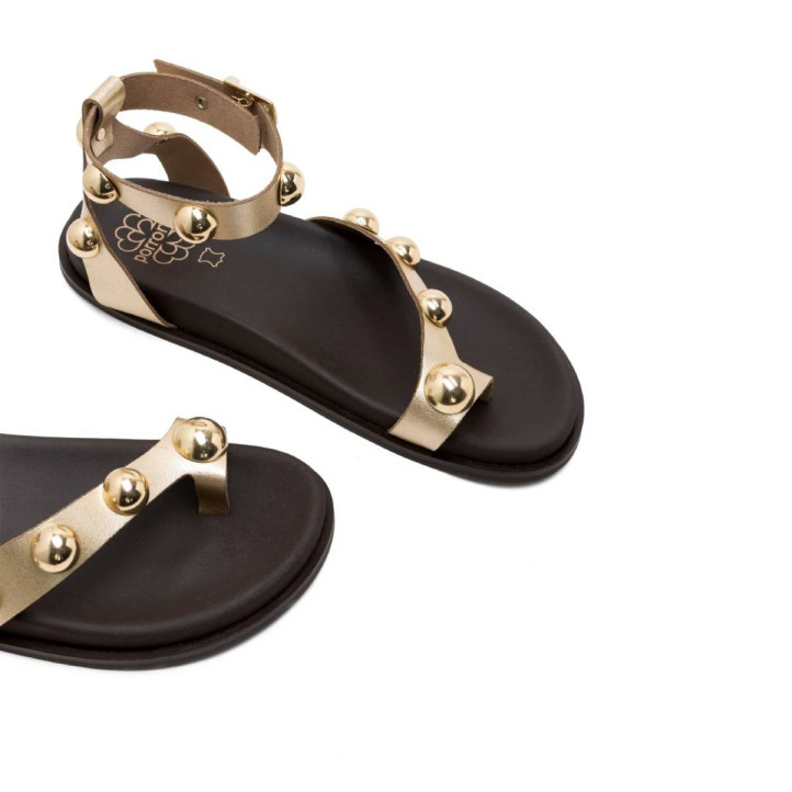 SANDALIA PLANA DE PIEL TACHUELAS HOLLY ORO PORRONET - Querol online