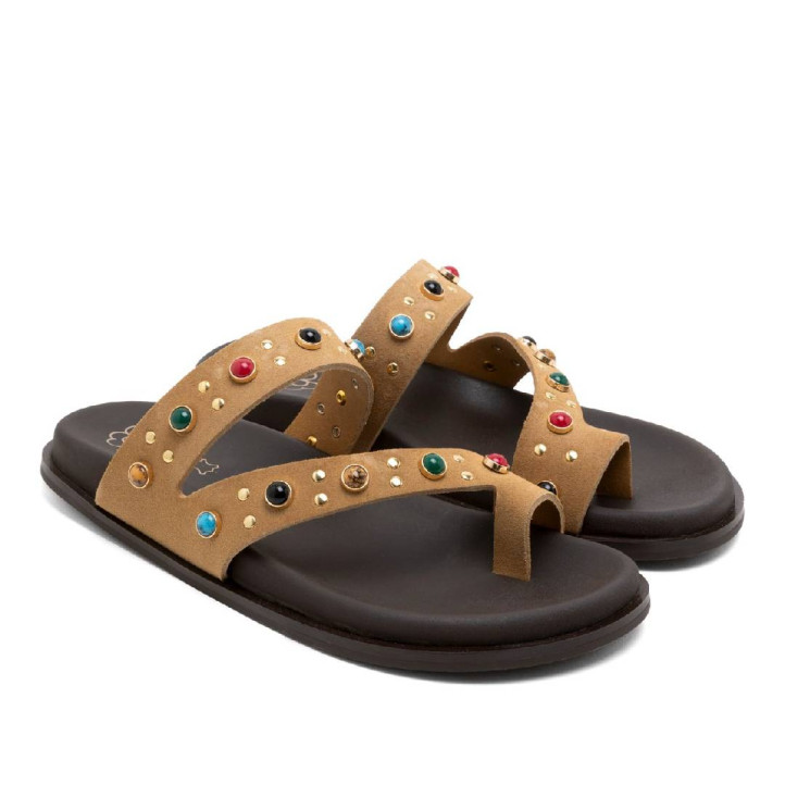 SANDALIA PLANA DE PIEL TACHUELAS HANNAH CAMEL PORRONET - Querol online