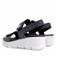 Sandalias cuña Amarpies negras con triple velcro y detalle metálico lateral - Querol online