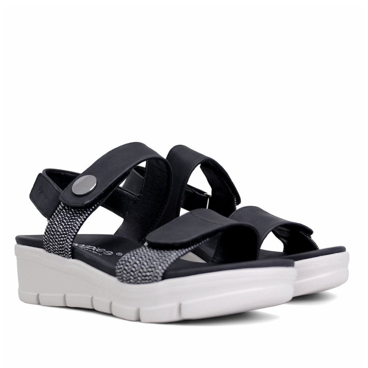 Sandalias cuña Amarpies negras con triple velcro y detalle metálico lateral - Querol online