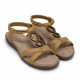 Sandalias planas Amarpies marrones con doble aplique de madera y pulsera elástica - Querol online