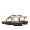 Sandalias planas Amarpies blancas con tira al dedo y aplique de madera