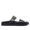 Sandàlies planes Yokono morena negres amb sivella daurada i textura