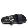 Sandalias planas Yokono morena negras con hebilla dorada y textura