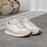 Sabatilles New Balance 237 de dona blanques i beix amb sola caramel
