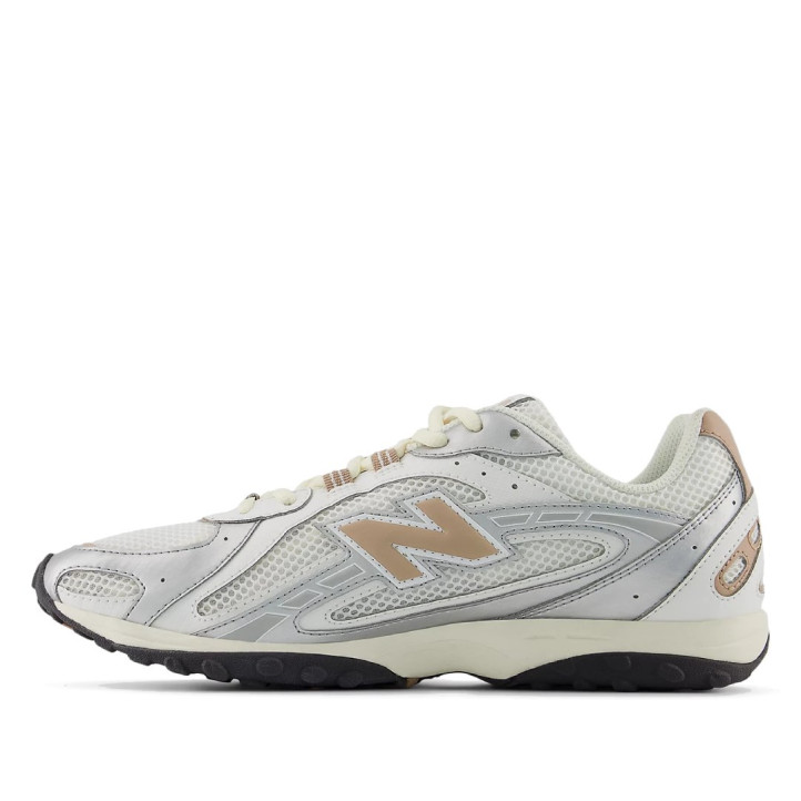 Zapatillas deportivas New Balance 204L blancas y plateadas con detalles beige - Querol online