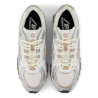 Zapatillas deportivas New Balance 204L blancas y plateadas con detalles beige