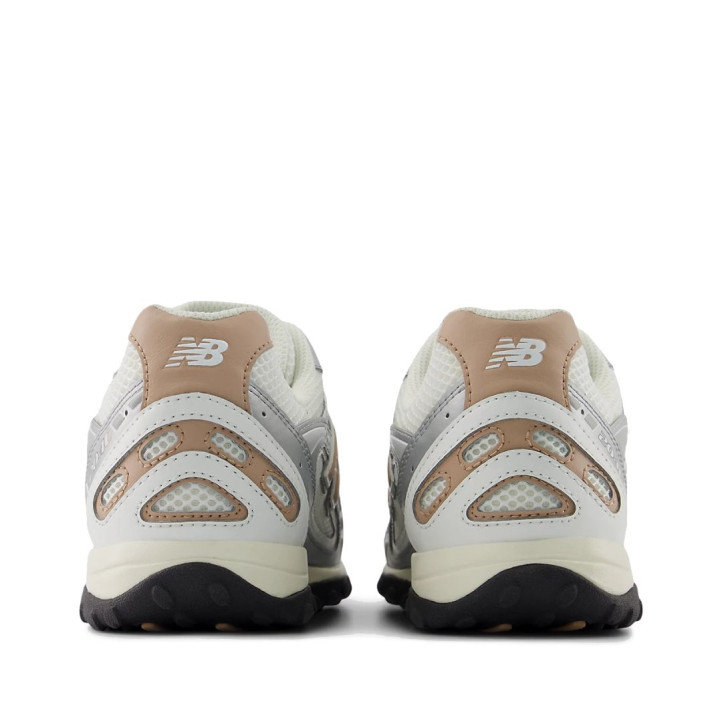 Zapatillas deportivas New Balance 204L blancas y plateadas con detalles beige - Querol online