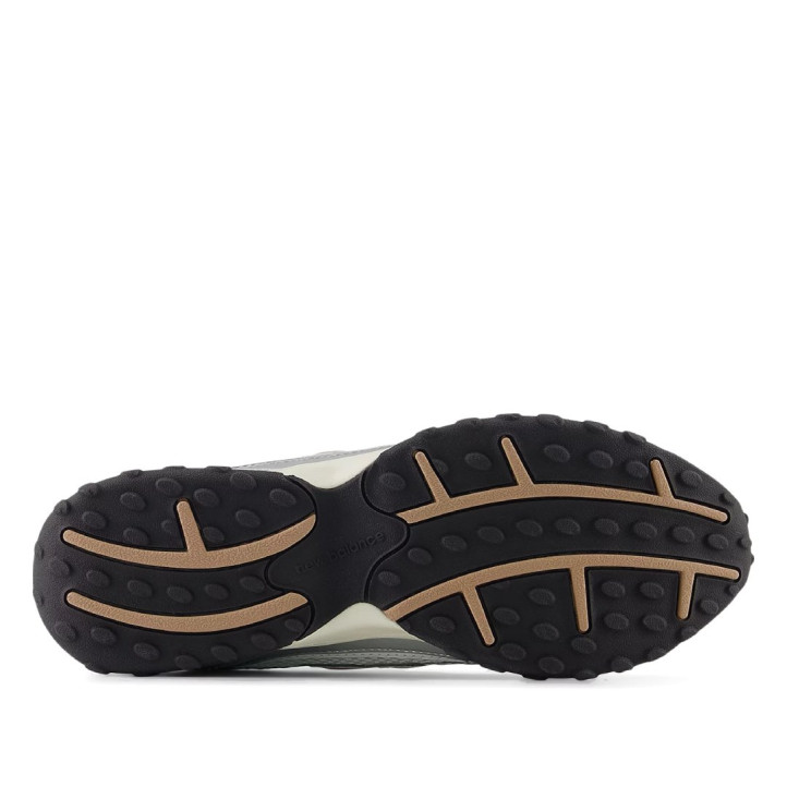 Zapatillas deportivas New Balance 204L blancas y plateadas con detalles beige - Querol online