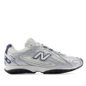 Zapatillas deportivas New Balance 204L blancas y plateadas con detalles azul marino para mujer