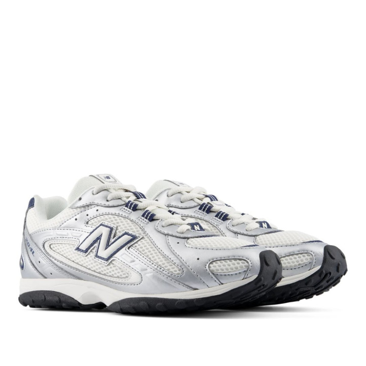 Zapatillas deportivas New Balance 204L blancas y plateadas con detalles azul marino para mujer - Querol online