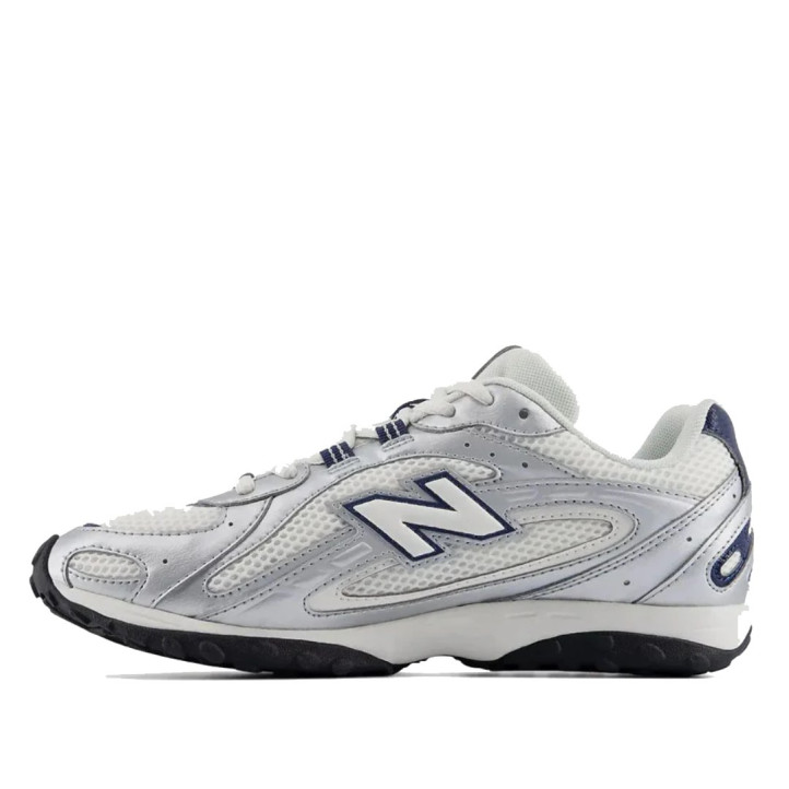 Zapatillas deportivas New Balance 204L blancas y plateadas con detalles azul marino para mujer - Querol online
