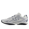 Zapatillas deportivas New Balance 204L blancas y plateadas con detalles azul marino para mujer