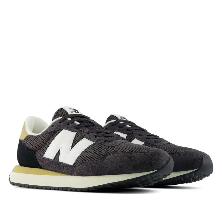 Sabatilles esportives New Balance 237 d'home negres amb detalls blancs i daurats - Querol online