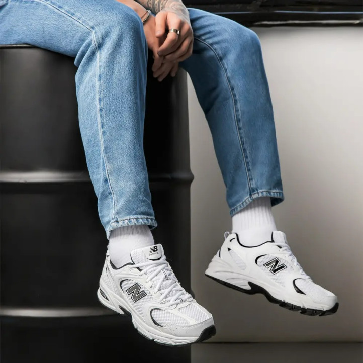 Sabatilles esportives New Balance 530 d'home blanques amb detalls negres i amortiment ABZORB - Querol online