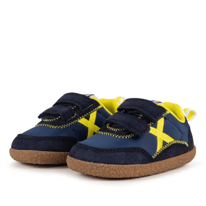 Zapatillas deporte Munich Baby Koda infantiles azul marino y amarillas con doble velcro - Querol online