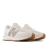 Sabatilles esportives New Balance 327 de dona beix amb logotip animal print i sola color caramel