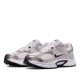 Sabatilles esportives Nike V5 RNR d'home blanques i platejades amb detalls negres - Querol online